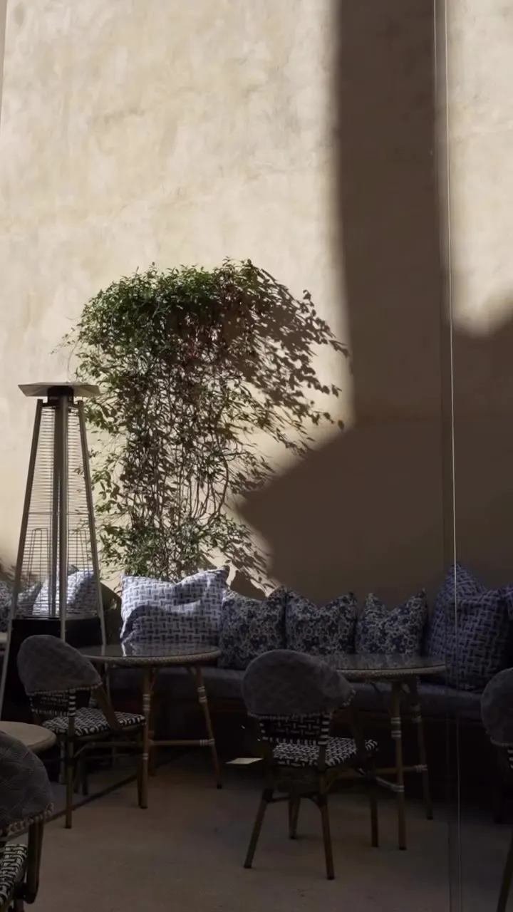 book club meeting in Milan — reportage video