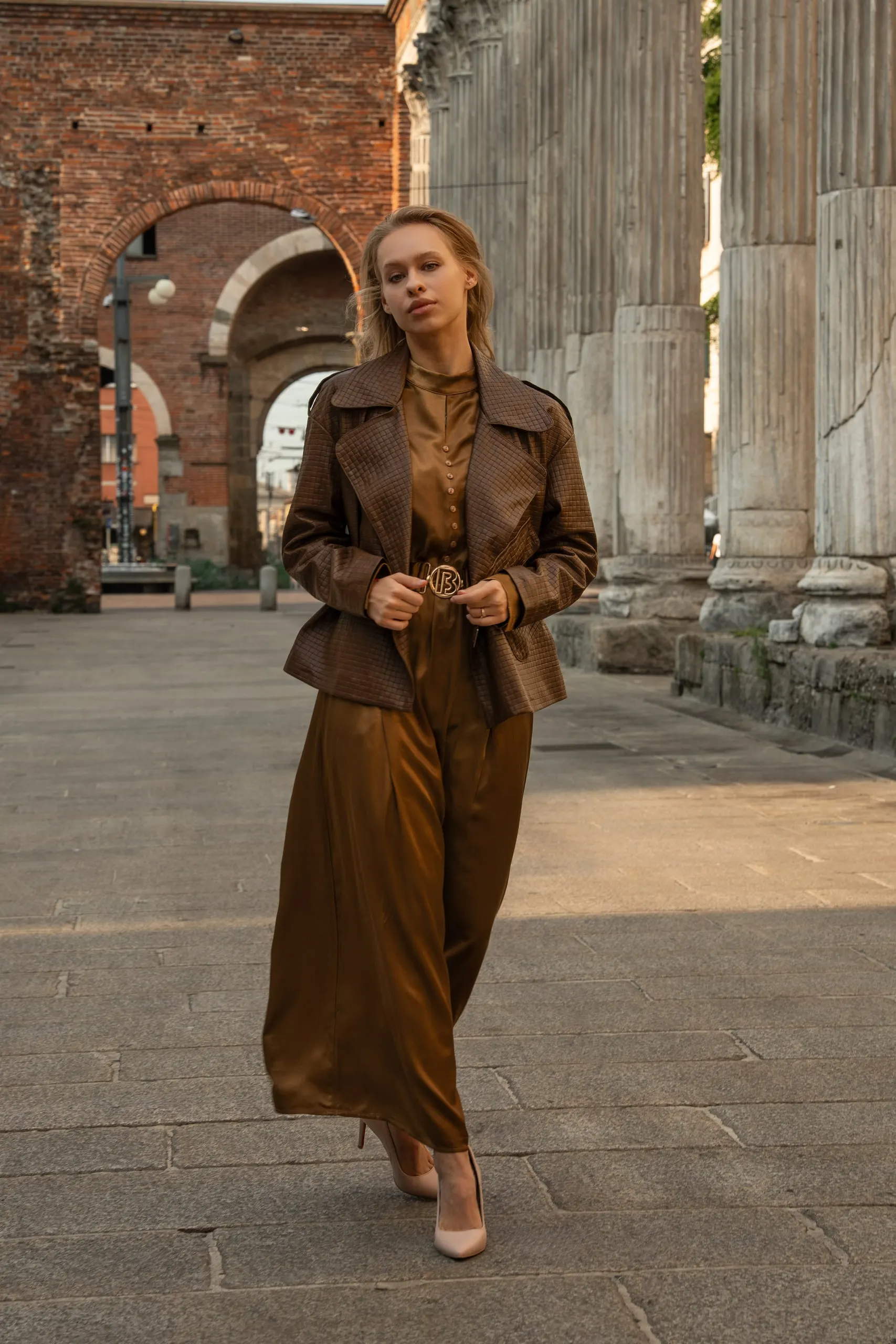 Clothé — olive look under the brick arch
