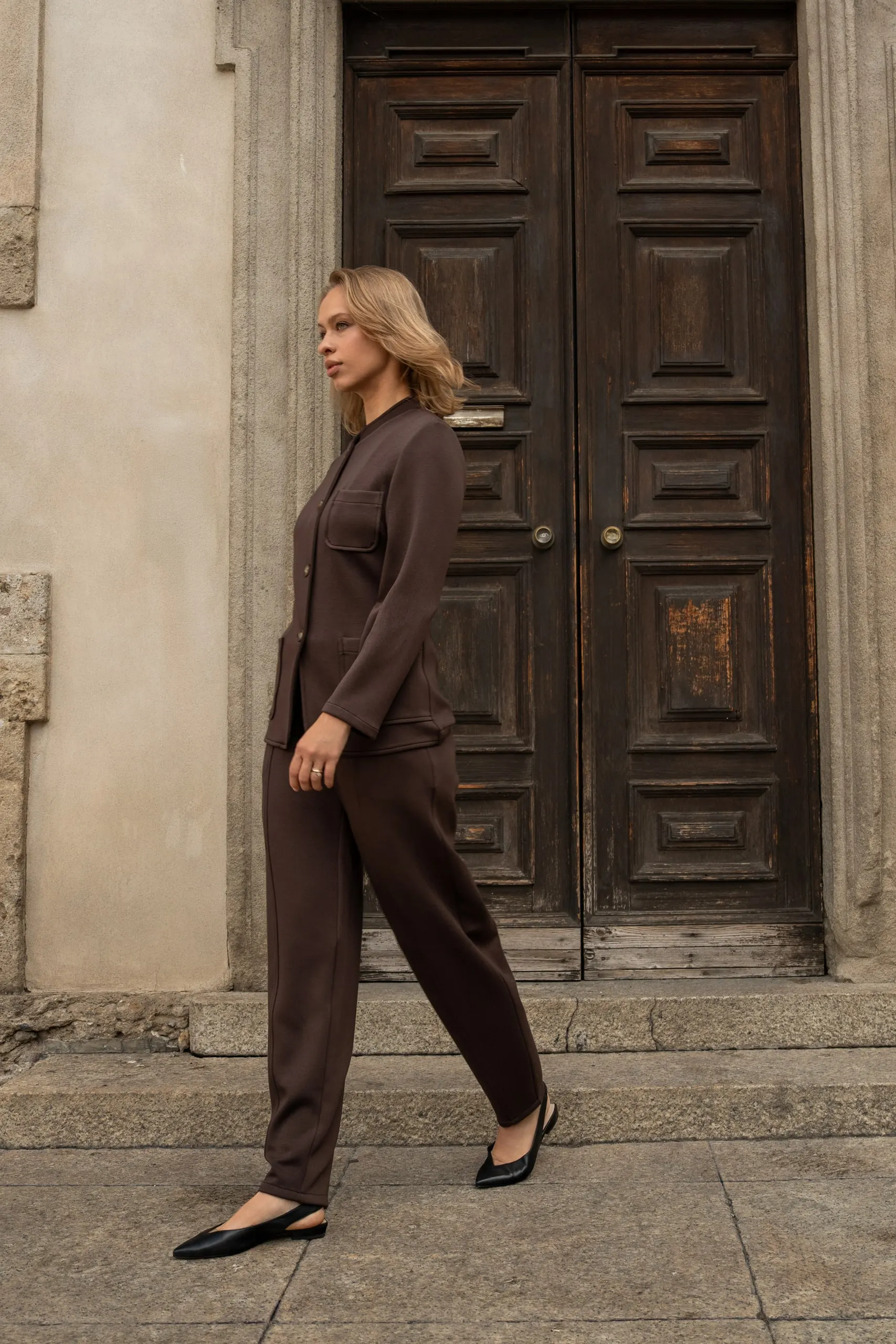 Clothé — brown suit, in profile